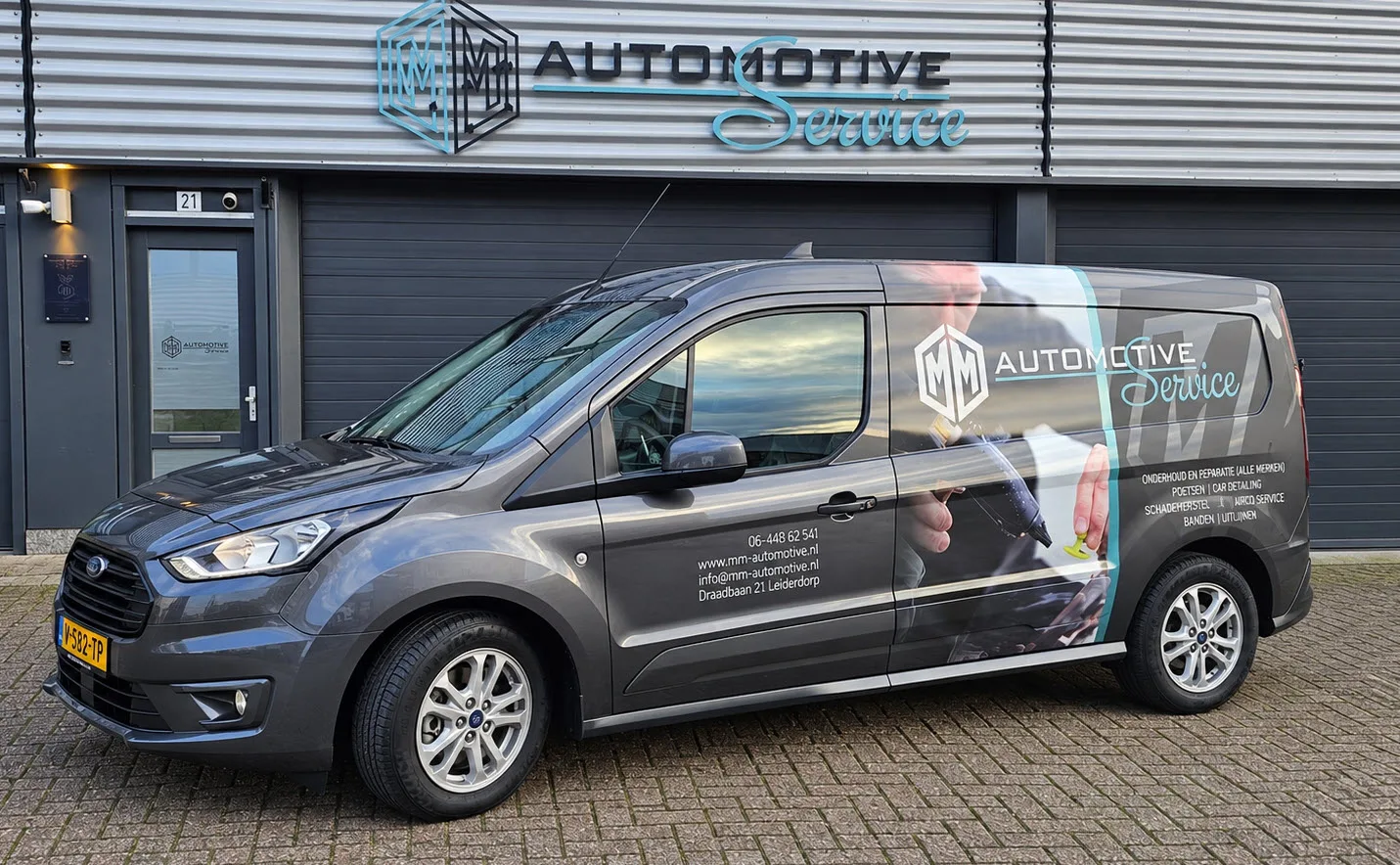 De werkplaats van MM Automotive Service aan de Draadbaan in Leiderdorp
